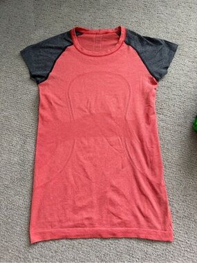 Lululemon workout shirt
